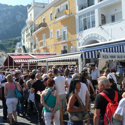 Dopo Venezia anche Capri pensa a contingentare i flussi turistici. E la Costiera?