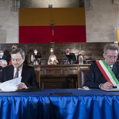 Draghi e Manfredi firmano il Patto di Napoli: «1 miliardo e 231 milioni in 20 anni, ma legati a conseguimento obiettivi»