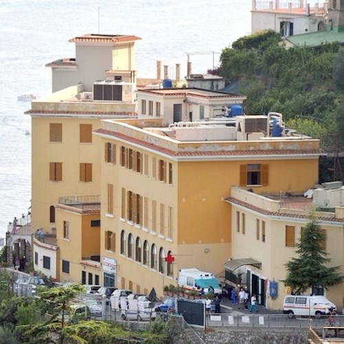 Dramma all'ospedale Costa d'Amalfi: tecnico di radiologia trovato morto in bagno