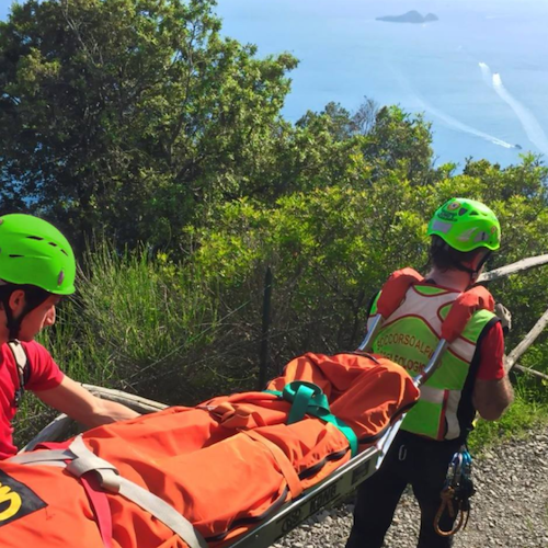 Due escursionisti in difficoltà sul Sentiero degli Dei, elicottero a Positano