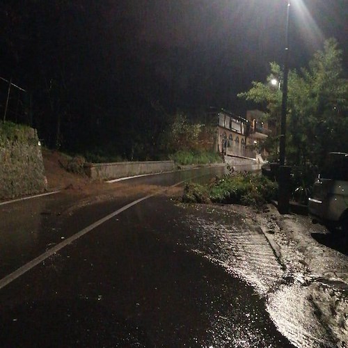 Due frane a Tramonti, lungo la SP2 non si transita /FOTO
