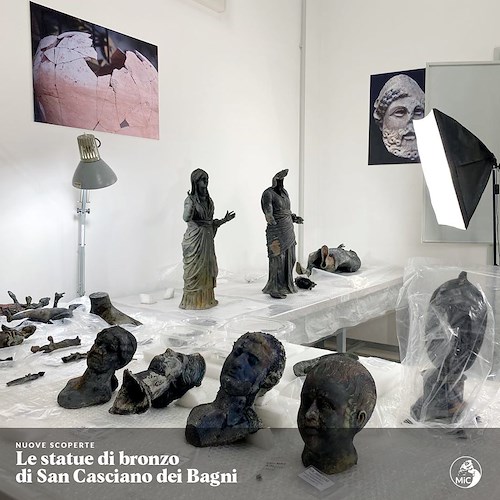 Eccezionale scoperta in Toscana, dalle acque di San Casciano dei Bagni emergono 24 statue di bronzo 