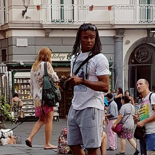 Edgar Davids turista ad Amalfi: ex Juve non passa inosservato
