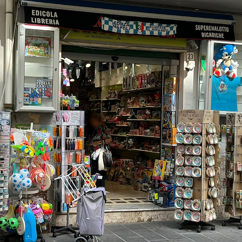 "Edicolè" festeggia 10 anni di attività a Maiori, il titolare ai clienti: «Ci siamo riusciti insieme!»