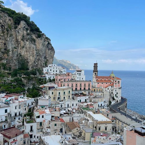 “El Mundo” elogia il fascino di Atrani e della Costiera Amalfitana d’inverno