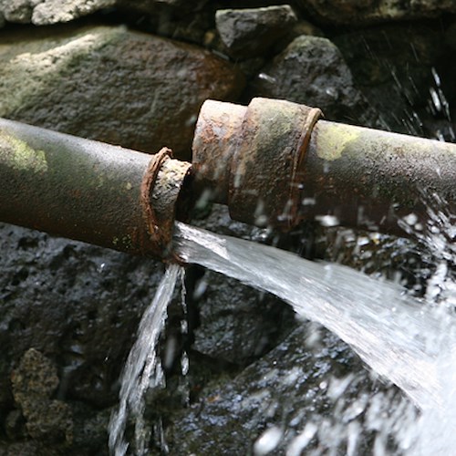 Emergenza idrica a Ravello: saltano contatori e tubature, sprechi nei fondi agricoli e serbatoi a secco