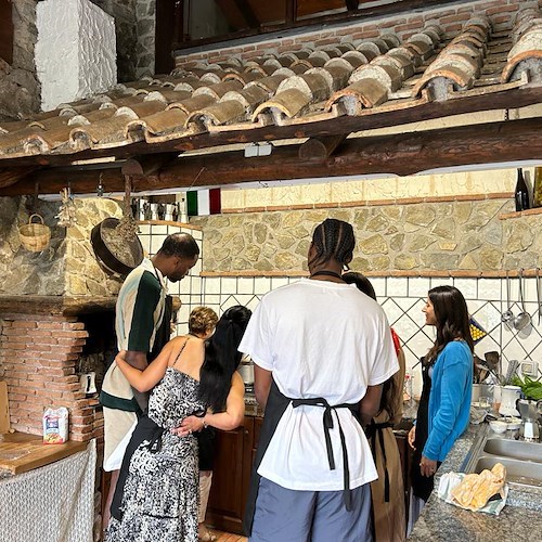 Emilia Clarke e il turismo “slow” a Tramonti: l'attrice affascinata dai vigneti secolari della Tenuta San Francesco /FOTO