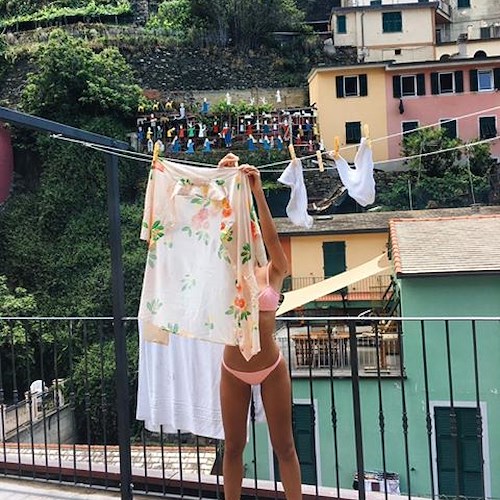 Emily Ratajkowsky "housewife" che stende i panni a Positano: riecco la modella americana in Costiera Amalfitana