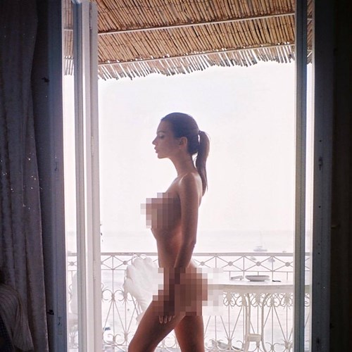 Emily Ratajkowsky "housewife" che stende i panni a Positano: riecco la modella americana in Costiera Amalfitana