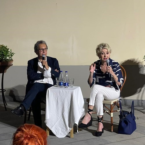 Enrica Bonaccorti inaugura "Amalfi d’Autore" con il suo romanzo di mondi interiori inesplorati /FOTO