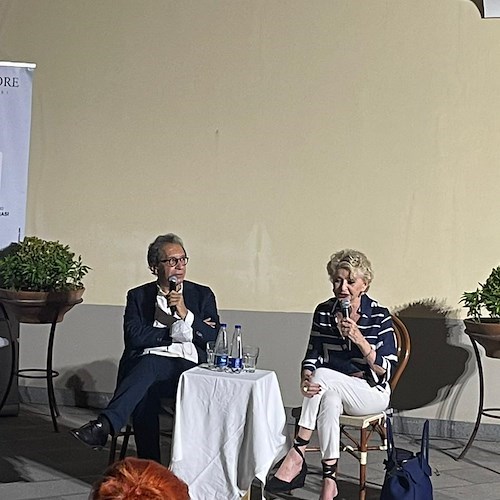 Enrica Bonaccorti inaugura "Amalfi d’Autore" con il suo romanzo di mondi interiori inesplorati /FOTO