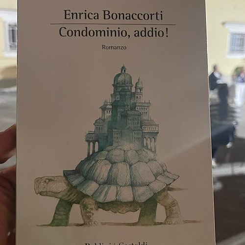 Enrica Bonaccorti inaugura "Amalfi d’Autore" con il suo romanzo di mondi interiori inesplorati /FOTO