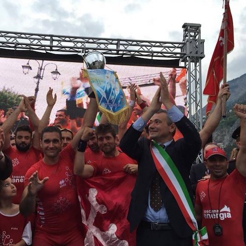 Equipaggio Pisa fa festa ad Atrani ma per promozione squadra calcio in Serie B /VIDEO