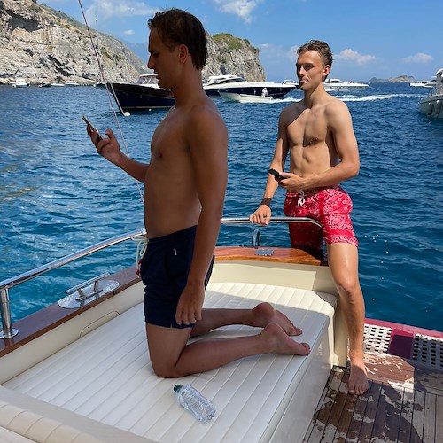 Erik Botheim ed Emil Bohinen in Costa d'Amalfi, gita in barca per i calciatori della Salernitana 