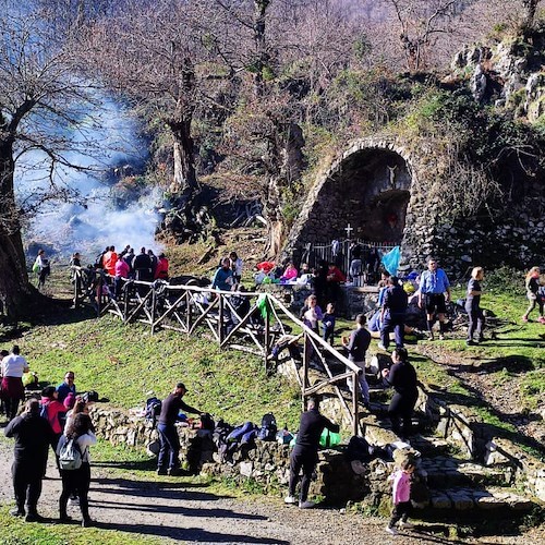 Escursione sul sentiero Edward Morgan Forster e Levata del Bambino a San Michele Arcangelo 