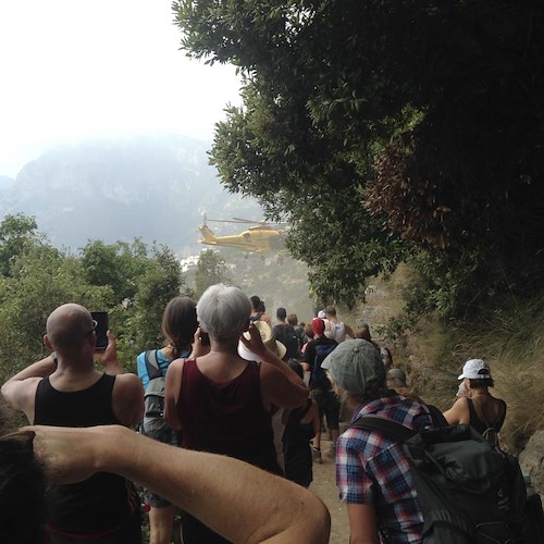 Escursionista batte la testa sul Sentiero degli Dei, soccorsa in eliambulanza [FOTO]
