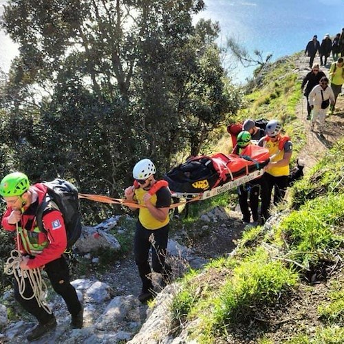 Escursionista ferito sul Sentiero degli dei: intervento congiunto del CNSAS e del Soccorso Alpino della Guardia di Finanza