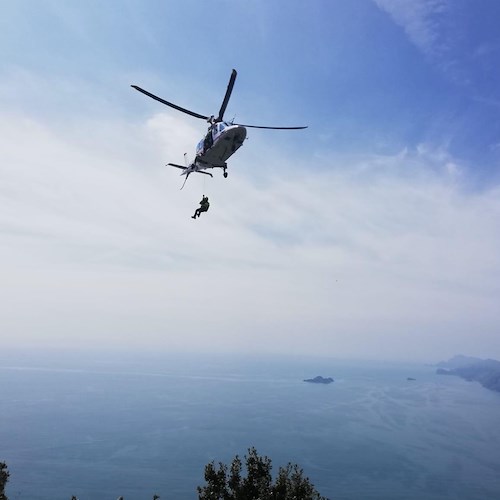 Escursionista soccorsa in elicottero sul Sentiero degli Dei [VIDEO]