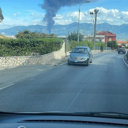 Esplosione a San Valentino Torio, la colonna di fumo si vede dal Valico di Chiunzi