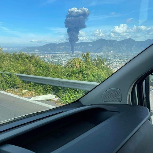 Esplosione a San Valentino Torio, la colonna di fumo si vede dal Valico di Chiunzi