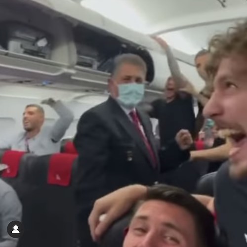 Esultanza Italia sull'aereo: Rino Anastasio non riesce a contenere la gioia degli Azzurri [VIDEO]