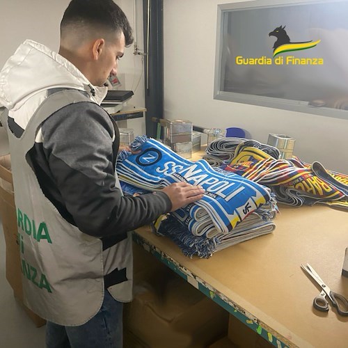 Fabbricavano gadget contraffatti del Napoli: la scoperta a Pagani