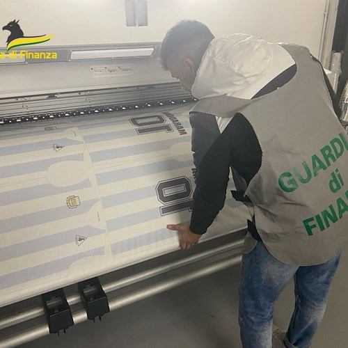 Fabbricavano gadget contraffatti del Napoli: la scoperta a Pagani