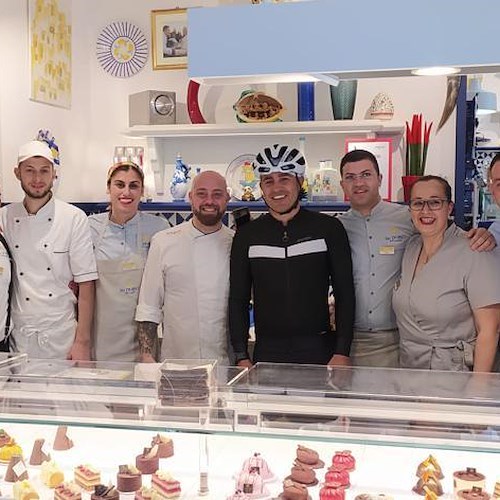 Fabio Cannavaro arriva in bici in Costa d'Amalfi, pausa di gusto da Sal De Riso / FOTO 