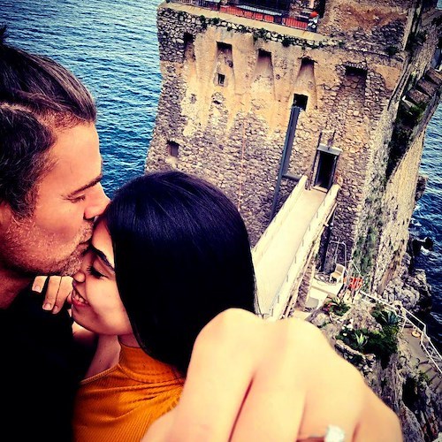 Fabio Fulco e la sua Veronica promessi sposi, la proposta alla Torre Normanna di Maiori 