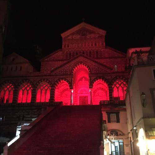 Facciata del Duomo di Amalfi 'in rosso' per dire No alla violenza sulle donne