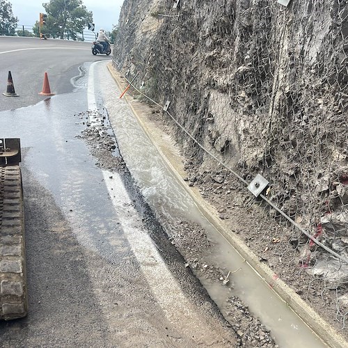 Falla nella condotta idrica, si allaga strada tra Positano e Praiano: in corso operazioni di ripristino /FOTO