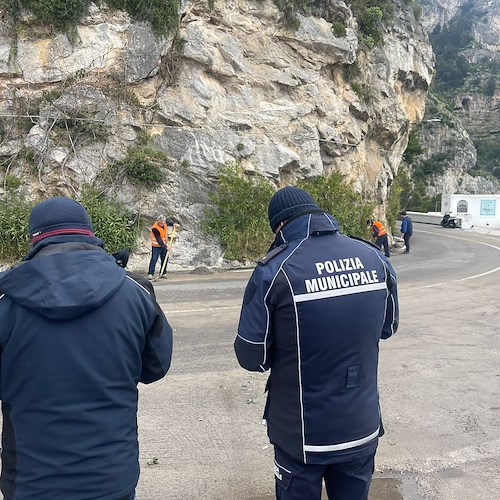 Falla nella condotta idrica, si allaga strada tra Positano e Praiano: in corso operazioni di ripristino /FOTO