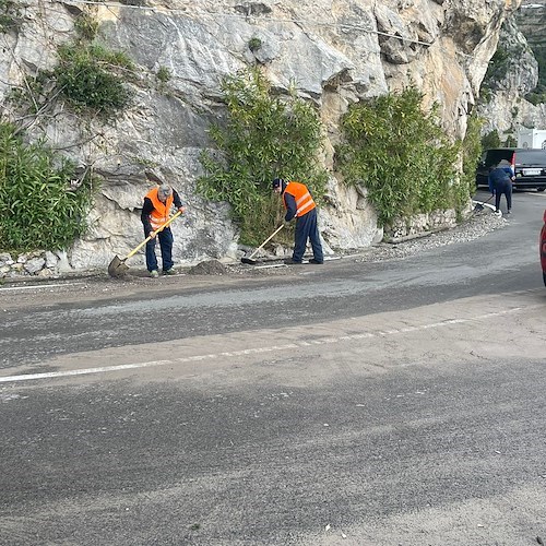 Falla nella condotta idrica, si allaga strada tra Positano e Praiano: in corso operazioni di ripristino /FOTO