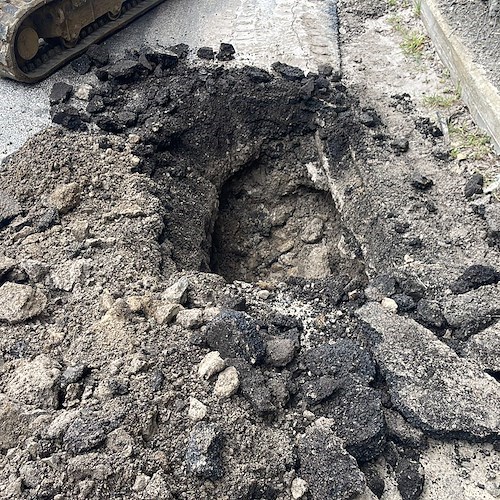 Falla nella condotta idrica, si allaga strada tra Positano e Praiano: in corso operazioni di ripristino /FOTO