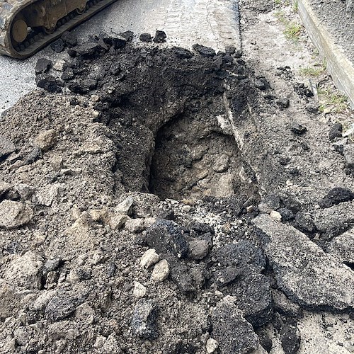 Falla nella condotta idrica, si allaga strada tra Positano e Praiano: in corso operazioni di ripristino /FOTO