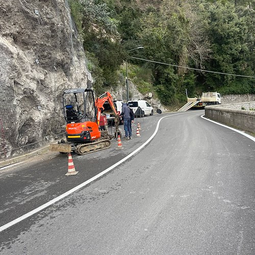 Falla nella condotta idrica, si allaga strada tra Positano e Praiano: in corso operazioni di ripristino /FOTO