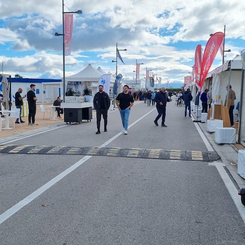 Ferdinando Parlato espone le portaflute da barca di "Slowood Positano" al Salerno Boat Show