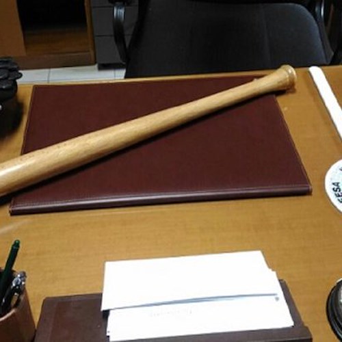 Fermato con una mazza da baseball nel bagagliaio: denunciato 21enne di Agerola