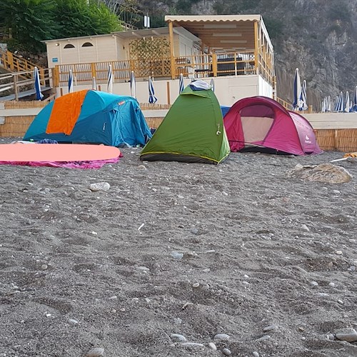 Ferragosto fai-da-te in Costiera Amalfitana: sulla spiaggia di Castiglione montate tende da campeggio [FOTO]