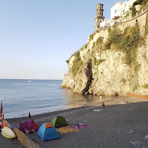 Ferragosto fai-da-te in Costiera Amalfitana: sulla spiaggia di Castiglione montate tende da campeggio [FOTO]