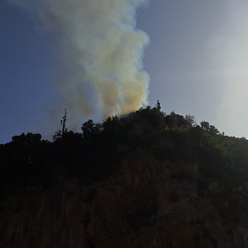 Fiamme nella vegetazione di Amalfi: Vigili del Fuoco al lavoro per estinguere due fronti di fuoco \FOTO