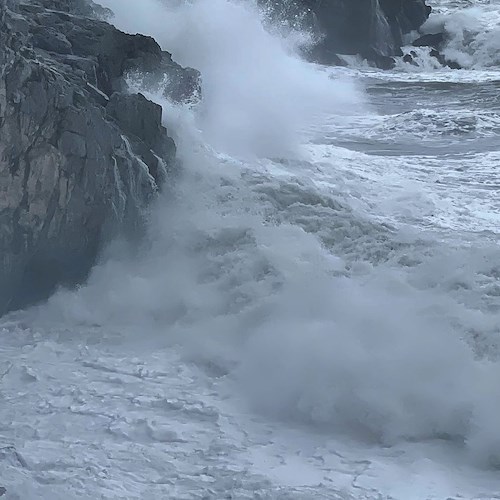 Fiordo di Furore, coppia di turisti trascinata in mare da un'onda: donna muore annegata 
