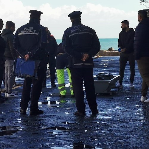 Fiordo di Furore, coppia di turisti trascinata in mare da un'onda: donna muore annegata 
