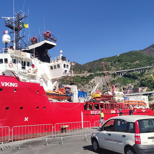 Focolaio Covid sulla Ocean Viking: a Salerno sbarco regolare nonostante l'appello di De Luca