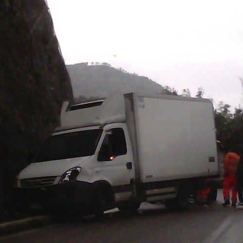 Fondo stradale off-limits, due incidenti in simultaneasulla Ravello-Chiunzi /FOTO