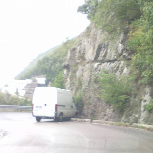 Fondo stradale off-limits, due incidenti in simultaneasulla Ravello-Chiunzi /FOTO