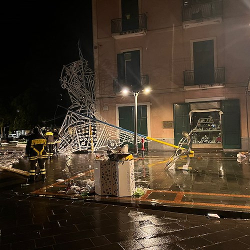 Forte temporale si abbatte su Maiori: crollano luminarie in Corso Reginna