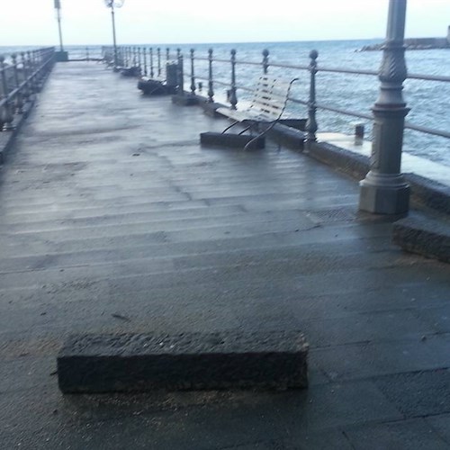 Forti mareggiate, primi danni a strutture costiere /FOTO