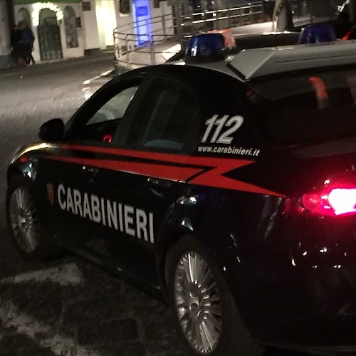 Foto di bambina trovata in auto sospetta, faceva parte di refurtiva. Carabinieri Amalfi arrestano due uomini