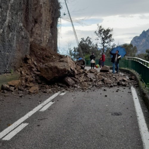 Frana a Positano. A Nocelle cede la rete di contenimento: nessun ferito